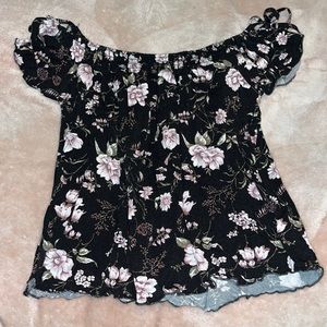 Soft and sexy American eagle off the shoulder short sleeve! Size XS